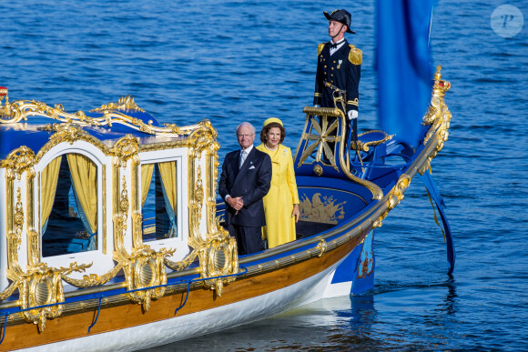 Le roi Carl XVI Gustav et la reine Silvia de Suède en croisière avec le Royal Sloop Vasaorden sur le Stockholmsström dans le cadre des célébrations du jubilé du roi Carl XVI Gustav de Suède (50ème anniversaire de l'accession au trône du roi) à Stockholm, Suède, le 16 septembre 2023. 