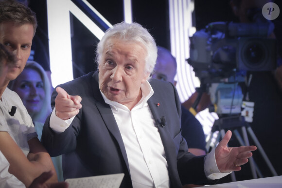 Exclusif - Michel Sardou sur le plateau de l'émission Touche pas à mon poste (TPMP). © Jack Tribeca / Bestimage