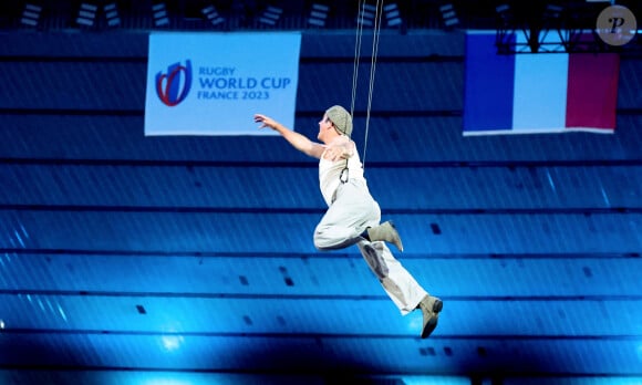 S'il a virevolté dans les airs pour le show, Jean Dujardin a gardé les pieds sur terre... 
Jean Dujardin - Cérémonie d'ouverture de la Coupe du Monde de Rugby France 2023 avant le match de la Poule A entre la France et la Nouvelle-Zélande au Stade de France à Saint-Denis le 8 septembre 2023. © Dominique Jacovides/Bestimage 