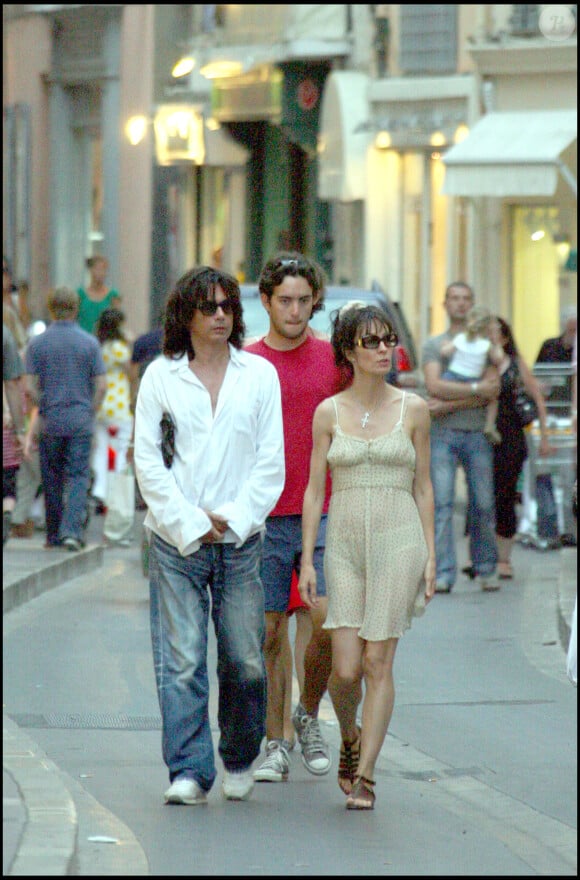 Jean Michel Jarre et Anne Parillaud dans les rues de Saint-Tropez.