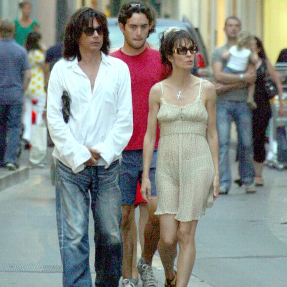 Jean Michel Jarre et Anne Parillaud dans les rues de Saint-Tropez.