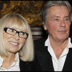 Il avait quitté le grand amour de sa vie, Mireille Darc, pour cette toute jeune comédienne.
Même s'ils n'étaient plus en couple depuis près de 25 ans, Alain Delon et Mireille Darc sont réstés inséparables. S'unissant notamment pour des nobles causes. Ici pour le gala de l'IFRAD au profit de la recherche de la maladie d'Alzheimer. Paris, 21 septembre 2011