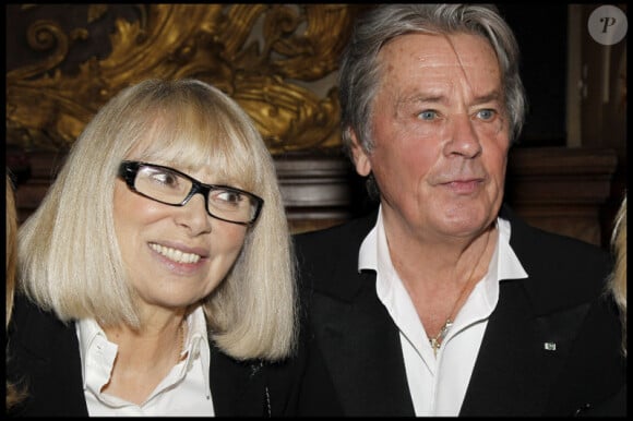 Il avait quitté le grand amour de sa vie, Mireille Darc, pour cette toute jeune comédienne.
Même s'ils n'étaient plus en couple depuis près de 25 ans, Alain Delon et Mireille Darc sont réstés inséparables. S'unissant notamment pour des nobles causes. Ici pour le gala de l'IFRAD au profit de la recherche de la maladie d'Alzheimer. Paris, 21 septembre 2011