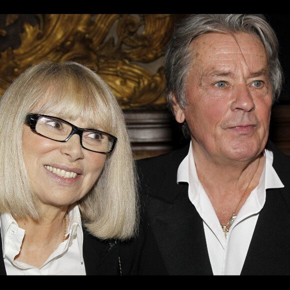 Il avait quitté le grand amour de sa vie, Mireille Darc, pour cette toute jeune comédienne.
Même s'ils n'étaient plus en couple depuis près de 25 ans, Alain Delon et Mireille Darc sont réstés inséparables. S'unissant notamment pour des nobles causes. Ici pour le gala de l'IFRAD au profit de la recherche de la maladie d'Alzheimer. Paris, 21 septembre 2011