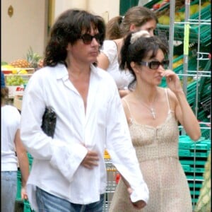 Jean Michel Jarre et Anne Parillaud dans les rues de Saint-Tropez.