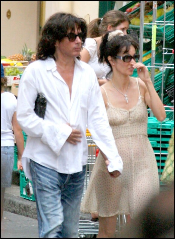 Jean Michel Jarre et Anne Parillaud dans les rues de Saint-Tropez.