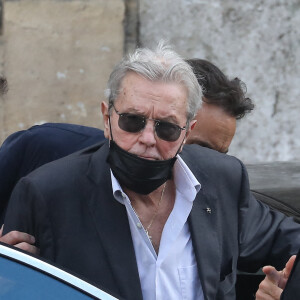 Alain Delon - Sorties - Obsèques de Jean-Paul Belmondo en l'église Saint-Germain-des-Prés, à Paris le 10 septembre 2021. © Dominique Jacovides / Bestimage 