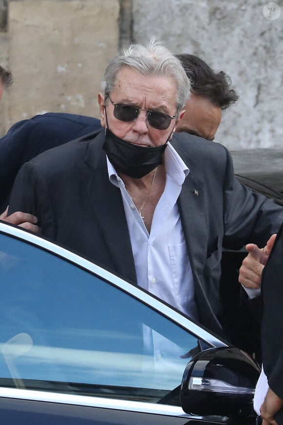 Alain Delon - Sorties - Obsèques de Jean-Paul Belmondo en l'église Saint-Germain-des-Prés, à Paris le 10 septembre 2021. © Dominique Jacovides / Bestimage 