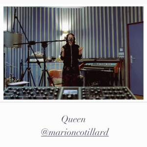 D'ailleurs, Yodelice vient de partager une photo de l'actrice en train de chanter en studio.
Yodelice avec Marion Cotillard sur Instagram.
