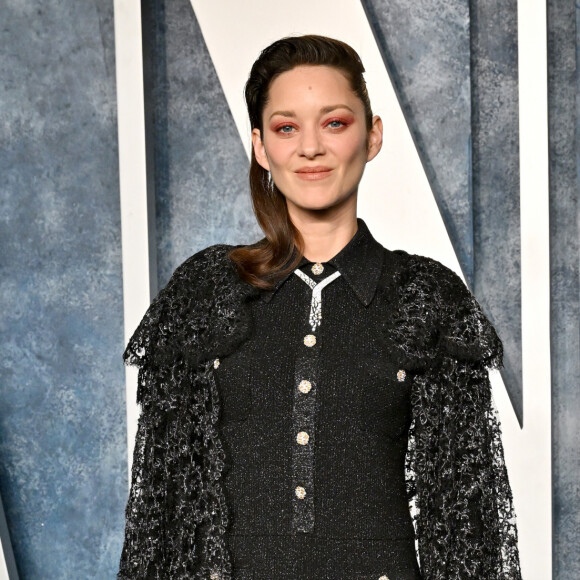 Ce n'est plus un secret pour personne : Marion Cotillard aime chanter.
Marion Cotillard au photocall de la soirée "Vanity Fair" lors de la cérémonie des Oscars à Los Angeles.