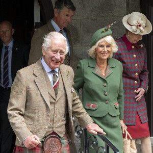 Le roi Charles III d'Angleterre et Camilla Parker Bowles, reine consort d'Angleterre, arrivent à la messe du dimanche à Balmoral, le 3 septembre 2023.