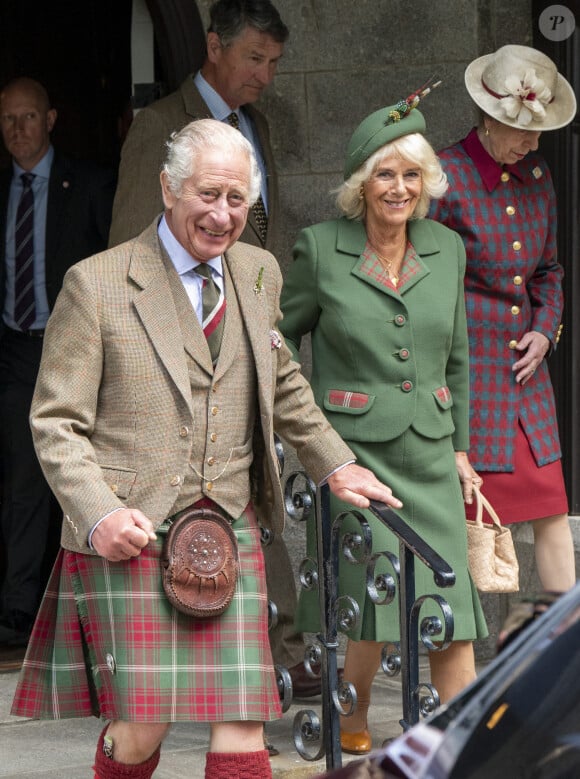 Le roi Charles III d'Angleterre et Camilla Parker Bowles, reine consort d'Angleterre, arrivent à la messe du dimanche à Balmoral, le 3 septembre 2023.