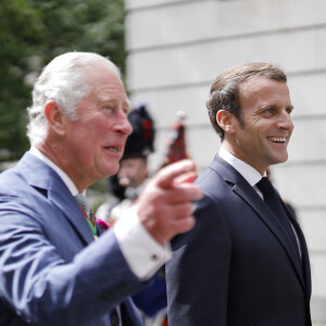 Ce soir, un dîner d'État en l'honneur du roi britannique, sera donné, organisé dans la galerie des Glaces du château de Versailles.
Le prince Charles, prince de Galles, Camilla Parker Bowles, duchesse de Cornouailles et le président de la République française Emmanuel Macron lors la commémoration du 80ème anniversaire de l'appel du 18 juin du général de Gaulle au Carlton Garden à Londres, Royaume Uni, le 18 juin 2010. © Tolga Akmen/Pool/Bestimage