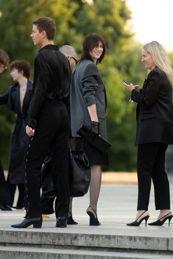 Dans quelques heures, les yeux de l'Angleterre et ceux de la France seront rivés sur Paris où Charles III va atterrir à l'aéroport d'Orly à 14h, en compagnie de son épouse la reine Camilla.
Charlotte Gainsbourg - Les célébrités assistent au défilé de la collection homme été d'Yves Saint Laurent "Each Man Kills The Thing He Loves" à Berlin, France.