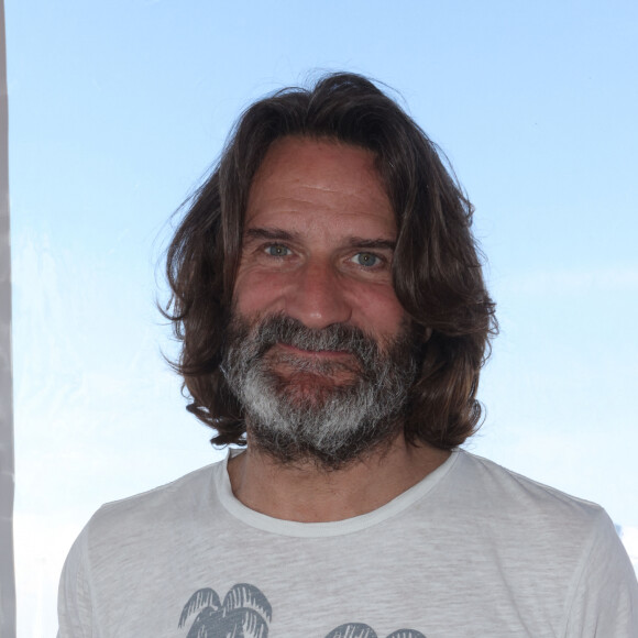 Il souffle ce jeudi sa 58e bougie.
Exclusif - Frédéric Beigbeder pour la signature de son livre "Conféssions d'un hétérosexuel légèrement dépassé" le 6 mai 2023 à Arcachon, lors du Rendez vous littéraire "La plage aux écrivains". © Jean-Marc Lhomer / Bestimage