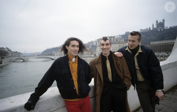 Archives - En France, à Lyon, les trois membres du groupe L'AFFAIRE LOUIS' TRIO, avec Bronco Junior, Cleet Boris (Hubert Mounier) et Karl Niagara en janvier 1991.