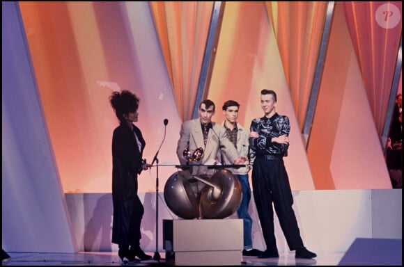Archives - Les trois membres du groupe L'AFFAIRE LOUIS' TRIO aux Victoires de a Musique 1987, révélation Variété Masculine de l'année 1987.