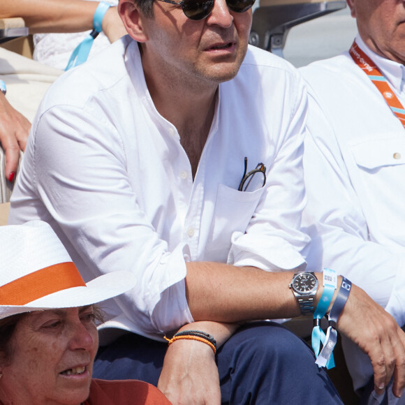 Thomas Sotto dans les tribunes lors des Internationaux de France de Tennis de Roland Garros 2023. Paris, le 10 juin 2023. © Jacovides-Moreau / Bestimage