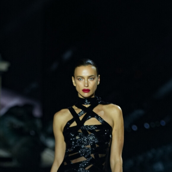 Un défilé au cours duquel elle est apparue avec un maquillage "oeil au beurre noir".
Irina Shayk - Défilé de mode "LuisaViaRoma x British Vogue" au Piazzale Michelangelo à Florence. Le 14 juin 2023