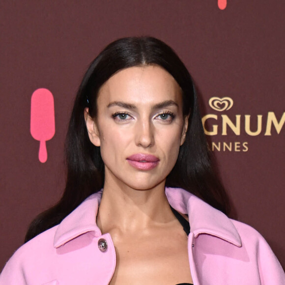 Un look de très mauvais goût que spectateurs et internautes ont assimilé aux violences conjugales.
Irina Shayk - Soirée sur la plage Magnum lors du 76ème Festival International du Film de Cannes le 22 mai 2023. © Magnum Cannes via Bestimage 