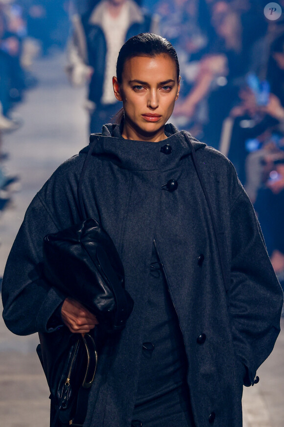 Irina Shayk - Défilé Isabel Marant prêt-à-porter automne-hiver 2023/2024 lors de la Fashion Week de Paris (PFW), à Paris, France, le 2 mars 2023. 