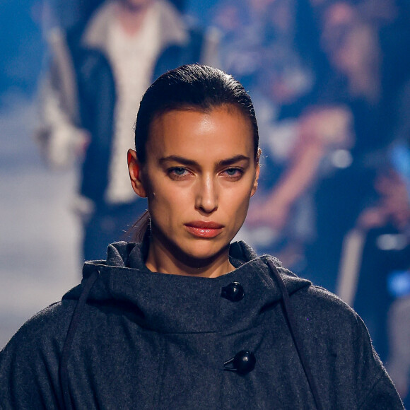 Irina Shayk - Défilé Isabel Marant prêt-à-porter automne-hiver 2023/2024 lors de la Fashion Week de Paris (PFW), à Paris, France, le 2 mars 2023. 