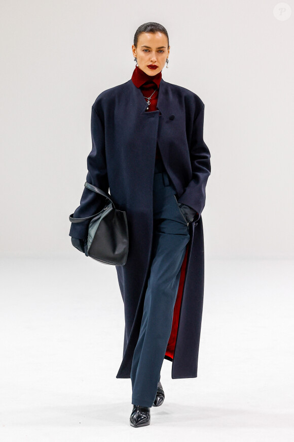 Ni le mannequin ni la créatrice n'ont répondu à la polémique pour l'instant.
Irina Shayk lors du défilé Ferrari prêt-à-porter automne-hiver 2023/2024 lors de la Fashion Week de Milan (MFW), à Milan, Italie, le 25 février 2023. 