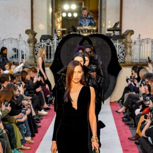 Irina Shayk lors du défilé Bally prêt-à-porter automne-hiver 2023/2024 lors de la Fashion Week de Milan (MFW), à Milan, Italie, le 25 février 2023. 