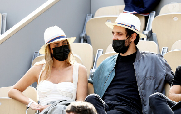 Elle avait dit "oui" face à son chéri qui lui tendait une jolie bague... voilà qu'elle vient de le faire, deux ans plus tard, face au maire !
Carla Ginola et son compagnon Adrien Rosenpick dans les tribunes des Internationaux de France de tennis de Roland Garros à Paris, France, le 4 juin 2021. © Dominique Jacovides/Bestimage