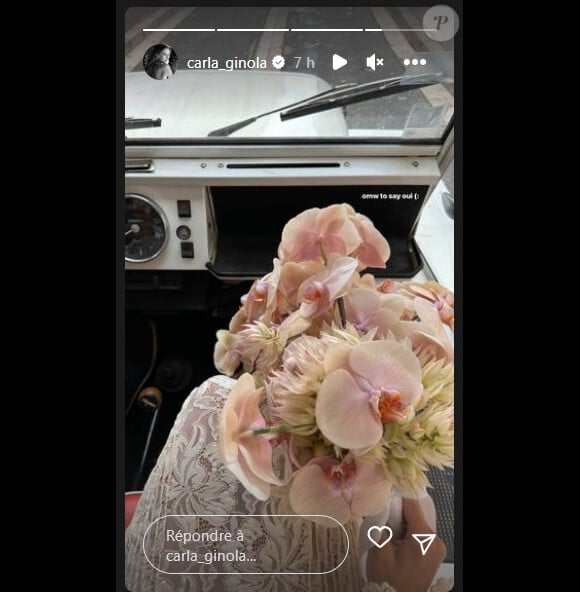 Elle a dévoilé un morceau de sa belle robe en dentelles blanche ainsi que son bouquet de mariée composé d'orchidées de couleur rose poudré.
Carla Ginola partage une photo de son mariage. Le 21 septembre 2023.