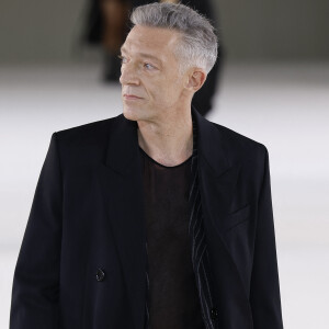On le sait : Vincent Cassel est particulièrement sensible à la mode.
Vincent Cassel - Défilé de mode Hommes printemps-été  "AMI" lors de la fashion week de Paris. 
