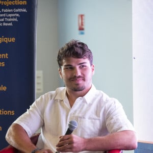 Antoine Dupont, capitaine de l'équipe de France, lors du Forum des Territoires positifs organisé par l'Institut de l'Economie Positive au stade de la Méditerranée Raoul Barriere, à Béziers, France, le 30 juin 2023. Dernière apparition publique d'Antoine Dupont et Fabien Galthié avant la coupe du Monde de Rugby qui aura lieu en France du 8 septembre au 28 octobre 2023. Plus de 300 personnes (déjà inscrites) vont se retrouver au stade Raoul Barrière de Béziers le 30 juin prochain, à l'occasion du Forum du sport positif. Organisé par L'Institut de l'Economie Positive, avec le concours de la ville de Béziers, ce forum a pour objectif de partager une vision croisée entre monde du sport et monde de l'entreprise. Animé par le journaliste Eric Revel, avec le soutien de Sud Radio, le forum accueillera notamment Fabien Galthié, sélectionneur de l'équipe de France de rugby, Antoine Dupont capitaine de l'équipe de France et du Stade Toulousain, LenaÏg Corson ancienne joueuse internationale de rugby, Bernard Laporte, ancien Ministre des Sports, et Franck Maciello, Directeur Technique National de l'arbitrage à la FFR. Ils seront entourés d'acteurs économiques impliqués dans le respect de l'environnement, en particulier Romain Trebuil, co-fondateur de la société Circle Sportswear. En grand témoin, le Forum accueillera également Philippe Guillard, réalisateur de cinéma qui vient de sortir " Pour l'honneur ". Ce film sera en projection libre le 29 juin. A cette occasion, l'Institut de l'Economie Positive présentera un sondage réalisé en partenariat avec la société Novamétrie, sur les attentes des jeunes générations (18-40 ans) vis-à-vis des entreprises et des collectivités locales. Ce forum sera la dernière opportunité de rencontrer Antoine Dupont et Fabien Galthié qui dès le 2 juillet participeront au rassemblement de l'équipe de France qui les emmènera jusqu'au 8 septembre date de l'ouverture de la Coupe du monde de Rugby. Lors de ce forum un point presse sera organisé sur inscription. © Valentina Claret/Panoramic/Bestimage