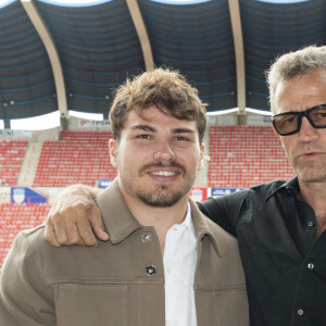 Antoine Dupont, capitaine de l'équipe de France, et Fabien Galthié, selectionneur du XV de France, lors du Forum des Territoires positifs organisé par l'Institut de l'Economie Positive au stade de la Méditerranée Raoul Barriere, à Béziers, France, le 30 juin 2023. Dernière apparition publique d'Antoine Dupont et Fabien Galthié avant la coupe du Monde de Rugby qui aura lieu en France du 8 septembre au 28 octobre 2023. Plus de 300 personnes (déjà inscrites) vont se retrouver au stade Raoul Barrière de Béziers le 30 juin prochain, à l'occasion du Forum du sport positif. Organisé par L'Institut de l'Economie Positive, avec le concours de la ville de Béziers, ce forum a pour objectif de partager une vision croisée entre monde du sport et monde de l'entreprise. Animé par le journaliste Eric Revel, avec le soutien de Sud Radio, le forum accueillera notamment Fabien Galthié, sélectionneur de l'équipe de France de rugby, Antoine Dupont capitaine de l'équipe de France et du Stade Toulousain, LenaÏg Corson ancienne joueuse internationale de rugby, Bernard Laporte, ancien Ministre des Sports, et Franck Maciello, Directeur Technique National de l'arbitrage à la FFR. Ils seront entourés d'acteurs économiques impliqués dans le respect de l'environnement, en particulier Romain Trebuil, co-fondateur de la société Circle Sportswear. En grand témoin, le Forum accueillera également Philippe Guillard, réalisateur de cinéma qui vient de sortir " Pour l'honneur ". Ce film sera en projection libre le 29 juin. A cette occasion, l'Institut de l'Economie Positive présentera un sondage réalisé en partenariat avec la société Novamétrie, sur les attentes des jeunes générations (18-40 ans) vis-à-vis des entreprises et des collectivités locales. Ce forum sera la dernière opportunité de rencontrer Antoine Dupont et Fabien Galthié qui dès le 2 juillet participeront au rassemblement de l'équipe de France qui les emmènera jusqu'au 8 septembre date de l'ouverture de la Coupe du monde de Rugby. Lors de ce forum un point presse sera organisé sur inscription. © Valentina Claret/Panoramic/Bestimage