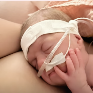 Une nouvelle qui concernait sa fille très prématurée, Maéna.
Amandine Pellissard à l'hôpital avec sa fille très prématurée Maéna. Instagram