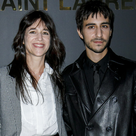 Charlotte Gainsbourg et son fils Ben Attal - Photocall du défilé Saint Laurent collection Printemps-Eté 2022 lors de la fashion week à Paris, le 28 septembre 2021. © Olivier Borde/Bestimage