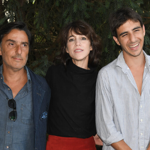 Yvan Attal est le père de Ben
Yvan Attal, sa compagne Charlotte Gainsbourg et leur fils Ben Attal lors de la 12ème édition du festival du Film Francophone d'Angoulême, France, le 20 août 2019. © Coadic Guirec/Bestimage 