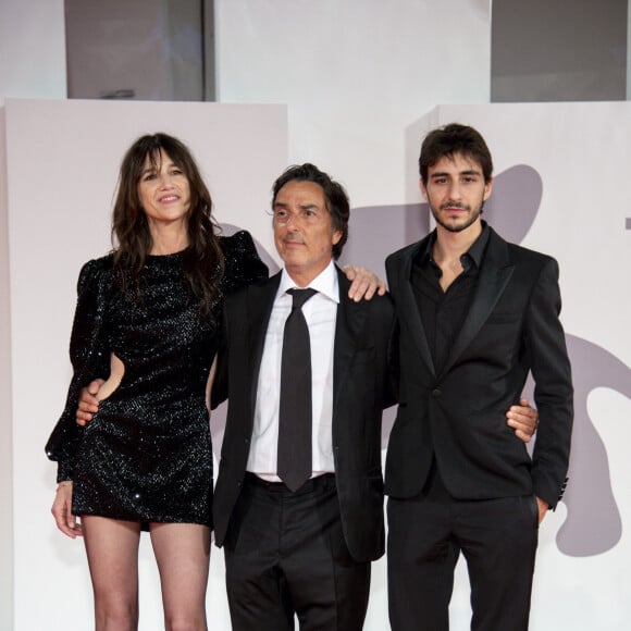 Charlotte Gainsbourg et Yvan Attal ont trois enfants dont un garçon, Ben
Charlotte Gainsbourg avec Yvan Attal et son fils Ben Attal à la première de "Les Choses Humaines" au 78ème Festival International du Film de Venise (Mostra).