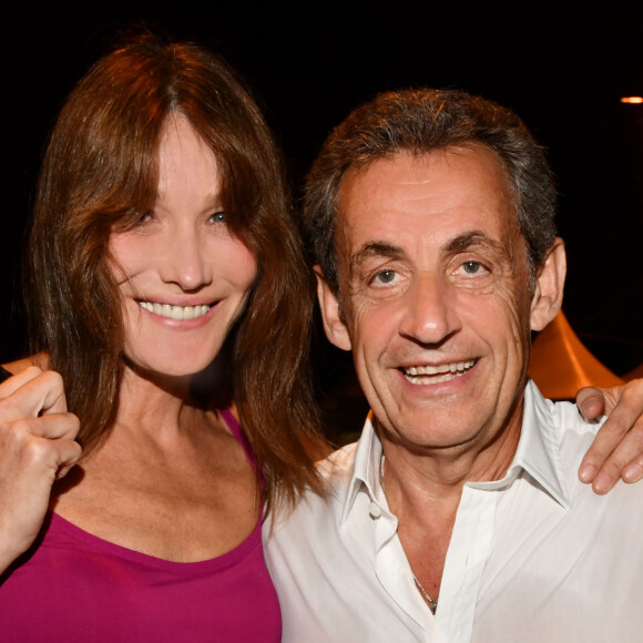 Exclusif - Carla Bruni-Sarkozy pose avec son mari Nicolas Sarkozy après son concert lors du 58ème festival "Jazz à Juan" à Juan-les-Pins le 17 juillet 2018. © Bruno Bebert/Bestimage 