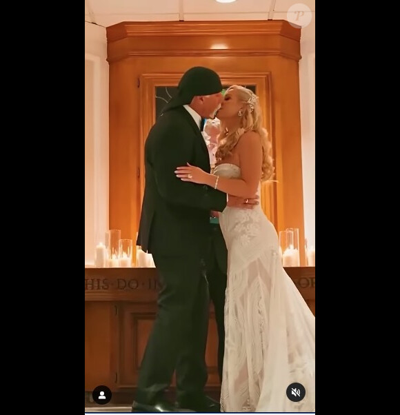 La mariée, quant à elle, est apparue dans une somptueuse robe blanche, au décolleté sans bretelle, création Rue de Seine.
Mariage de Hulk Hogan et Sky Daily. Instagram, le 24 septembre 2023.