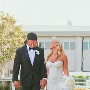 Il s'agit d'un troisième mariage pour le sportif de 70 ans, qui s'était mis sur son trente-et-un pour dire "oui" à sa belle et jeune chérie.
Mariage de Hulk Hogan et Sky Daily. Instagram, le 24 septembre 2023.
