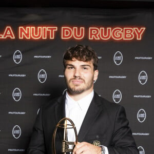 Il retrouvera malgré tout ses coéquipiers dans la semaine à Aix-en-Provence
Antoine Dupont - Soirée de la 18ème édition de la Nuit du Rugby à l'Olympia, Paris le 26 septembre 2022. © Pierre Perusseau/Bestimage