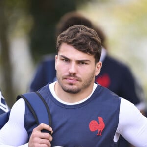 Antoine Dupont a été victime d'un choc violent lors du match contre la Namibie
Dupont Antoine (Fra) - Entraînement de l'équipe du XV de France de rugby à Marcoussis. © JB Autissier / Panoramic / Bestimage 