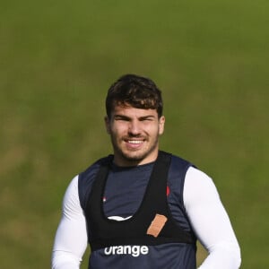 Il est originaire de Castelnau-Magnoac, village des Hautes-Pyrénées
Dupont Antoine (Fra) - Entraînement de l'équipe du XV de France de rugby à Marcoussis, le 2 novembre 2022. © JB Autissier / Panoramic / Bestimage 