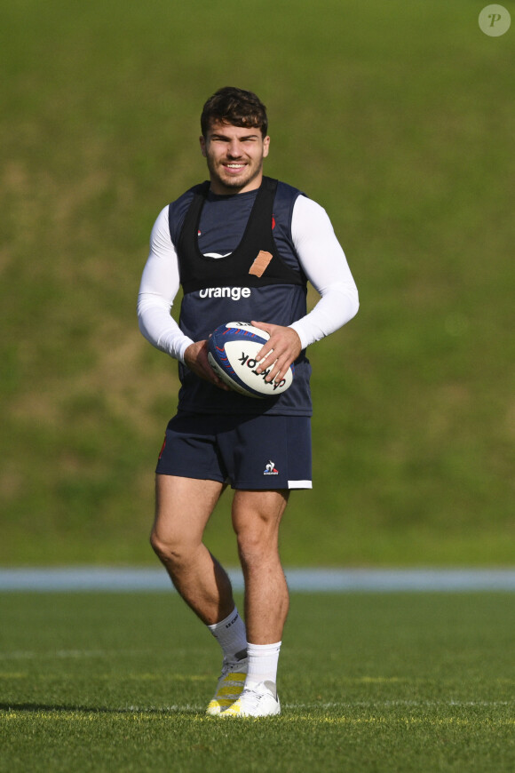 Il est originaire de Castelnau-Magnoac, village des Hautes-Pyrénées
Dupont Antoine (Fra) - Entraînement de l'équipe du XV de France de rugby à Marcoussis, le 2 novembre 2022. © JB Autissier / Panoramic / Bestimage 