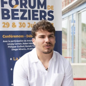 Antoine Dupont, capitaine de l'équipe de France, lors du Forum des Territoires positifs organisé par l'Institut de l'Economie Positive au stade de la Méditerranée Raoul Barriere, à Béziers, France, le 30 juin 2023. Dernière apparition publique d'Antoine Dupont et Fabien Galthié avant la coupe du Monde de Rugby qui aura lieu en France du 8 septembre au 28 octobre 2023. Plus de 300 personnes (déjà inscrites) vont se retrouver au stade Raoul Barrière de Béziers le 30 juin prochain, à l'occasion du Forum du sport positif. Organisé par L'Institut de l'Economie Positive, avec le concours de la ville de Béziers, ce forum a pour objectif de partager une vision croisée entre monde du sport et monde de l'entreprise. Animé par le journaliste Eric Revel, avec le soutien de Sud Radio, le forum accueillera notamment Fabien Galthié, sélectionneur de l'équipe de France de rugby, Antoine Dupont capitaine de l'équipe de France et du Stade Toulousain, LenaÏg Corson ancienne joueuse internationale de rugby, Bernard Laporte, ancien Ministre des Sports, et Franck Maciello, Directeur Technique National de l'arbitrage à la FFR. Ils seront entourés d'acteurs économiques impliqués dans le respect de l'environnement, en particulier Romain Trebuil, co-fondateur de la société Circle Sportswear. En grand témoin, le Forum accueillera également Philippe Guillard, réalisateur de cinéma qui vient de sortir " Pour l'honneur ". Ce film sera en projection libre le 29 juin. A cette occasion, l'Institut de l'Economie Positive présentera un sondage réalisé en partenariat avec la société Novamétrie, sur les attentes des jeunes générations (18-40 ans) vis-à-vis des entreprises et des collectivités locales. Ce forum sera la dernière opportunité de rencontrer Antoine Dupont et Fabien Galthié qui dès le 2 juillet participeront au rassemblement de l'équipe de France qui les emmènera jusqu'au 8 septembre date de l'ouverture de la Coupe du monde de Rugby. Lors de ce forum un point presse sera organisé sur inscription. © Valentina Claret/Panoramic/Bestimage