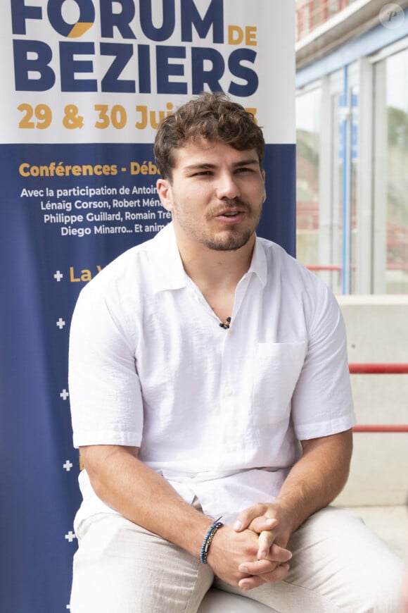 Antoine Dupont, capitaine de l'équipe de France, lors du Forum des Territoires positifs organisé par l'Institut de l'Economie Positive au stade de la Méditerranée Raoul Barriere, à Béziers, France, le 30 juin 2023. Dernière apparition publique d'Antoine Dupont et Fabien Galthié avant la coupe du Monde de Rugby qui aura lieu en France du 8 septembre au 28 octobre 2023. Plus de 300 personnes (déjà inscrites) vont se retrouver au stade Raoul Barrière de Béziers le 30 juin prochain, à l'occasion du Forum du sport positif. Organisé par L'Institut de l'Economie Positive, avec le concours de la ville de Béziers, ce forum a pour objectif de partager une vision croisée entre monde du sport et monde de l'entreprise. Animé par le journaliste Eric Revel, avec le soutien de Sud Radio, le forum accueillera notamment Fabien Galthié, sélectionneur de l'équipe de France de rugby, Antoine Dupont capitaine de l'équipe de France et du Stade Toulousain, LenaÏg Corson ancienne joueuse internationale de rugby, Bernard Laporte, ancien Ministre des Sports, et Franck Maciello, Directeur Technique National de l'arbitrage à la FFR. Ils seront entourés d'acteurs économiques impliqués dans le respect de l'environnement, en particulier Romain Trebuil, co-fondateur de la société Circle Sportswear. En grand témoin, le Forum accueillera également Philippe Guillard, réalisateur de cinéma qui vient de sortir " Pour l'honneur ". Ce film sera en projection libre le 29 juin. A cette occasion, l'Institut de l'Economie Positive présentera un sondage réalisé en partenariat avec la société Novamétrie, sur les attentes des jeunes générations (18-40 ans) vis-à-vis des entreprises et des collectivités locales. Ce forum sera la dernière opportunité de rencontrer Antoine Dupont et Fabien Galthié qui dès le 2 juillet participeront au rassemblement de l'équipe de France qui les emmènera jusqu'au 8 septembre date de l'ouverture de la Coupe du monde de Rugby. Lors de ce forum un point presse sera organisé sur inscription. © Valentina Claret/Panoramic/Bestimage