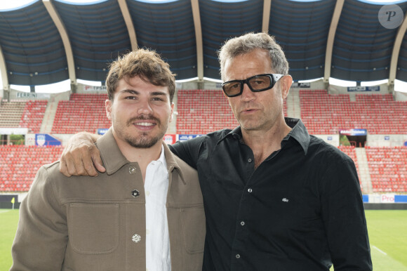 Antoine Dupont, capitaine de l'équipe de France, et Fabien Galthié, selectionneur du XV de France, lors du Forum des Territoires positifs organisé par l'Institut de l'Economie Positive au stade de la Méditerranée Raoul Barriere, à Béziers, France, le 30 juin 2023. Dernière apparition publique d'Antoine Dupont et Fabien Galthié avant la coupe du Monde de Rugby qui aura lieu en France du 8 septembre au 28 octobre 2023. Plus de 300 personnes (déjà inscrites) vont se retrouver au stade Raoul Barrière de Béziers le 30 juin prochain, à l'occasion du Forum du sport positif. Organisé par L'Institut de l'Economie Positive, avec le concours de la ville de Béziers, ce forum a pour objectif de partager une vision croisée entre monde du sport et monde de l'entreprise. Animé par le journaliste Eric Revel, avec le soutien de Sud Radio, le forum accueillera notamment Fabien Galthié, sélectionneur de l'équipe de France de rugby, Antoine Dupont capitaine de l'équipe de France et du Stade Toulousain, LenaÏg Corson ancienne joueuse internationale de rugby, Bernard Laporte, ancien Ministre des Sports, et Franck Maciello, Directeur Technique National de l'arbitrage à la FFR. Ils seront entourés d'acteurs économiques impliqués dans le respect de l'environnement, en particulier Romain Trebuil, co-fondateur de la société Circle Sportswear. En grand témoin, le Forum accueillera également Philippe Guillard, réalisateur de cinéma qui vient de sortir " Pour l'honneur ". Ce film sera en projection libre le 29 juin. A cette occasion, l'Institut de l'Economie Positive présentera un sondage réalisé en partenariat avec la société Novamétrie, sur les attentes des jeunes générations (18-40 ans) vis-à-vis des entreprises et des collectivités locales. Ce forum sera la dernière opportunité de rencontrer Antoine Dupont et Fabien Galthié qui dès le 2 juillet participeront au rassemblement de l'équipe de France qui les emmènera jusqu'au 8 septembre date de l'ouverture de la Coupe du monde de Rugby. Lors de ce forum un point presse sera organisé sur inscription. © Valentina Claret/Panoramic/Bestimage