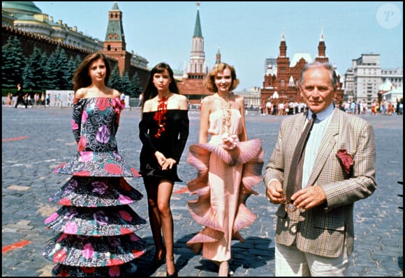 Mort le 29 décembre, le couturier a semé, sans le vouloir, une véritable discorde au sein de sa famille.
Pierre Cardin et ses mannequins à Moscou en 1989.
