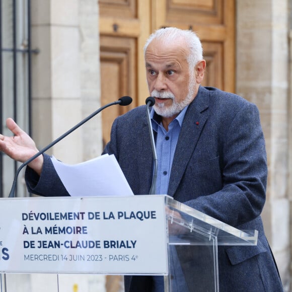 A la ville, il est l'heureux papa de six enfants ! Louis, l'un de ses fils né en 2002, fruit de son histoire d'amour avec Gersende Dufromentel, est autiste.
Francis Perrin - Dévoilement d'une plaque commémorative en l'honneur de Jean-Claude Brialy sur la façade de l'immeuble où il vécut 25 quai de Bourbon Paris 4ème, à Paris, France, le 14 juin 2023. © Coadic Guirec/Bestimage 