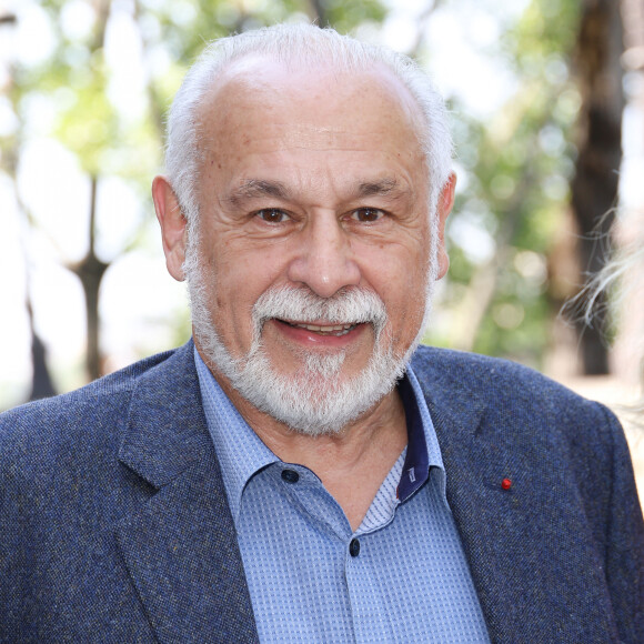 "A Villeneuve-d'Ascq qui a un centre", a affirmé le comédien.
Francis Perrin - Dévoilement d'une plaque commémorative en l'honneur de Jean-Claude Brialy sur la façade de l'immeuble où il vécut 25 quai de Bourbon Paris 4ème, à Paris, France, le 14 juin 2023. © Coadic Guirec/Bestimage